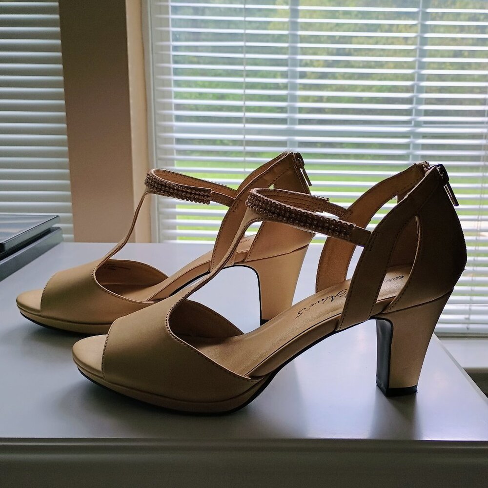 EASY STREET DRESS SANDALS-GOLD W/STUDDED STONE STRAP-SIZE 8 1/2-T-STRAP-BACK ZIP